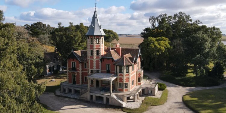 La estancia en la Provincia de Buenos Aires que fascina a familias: naturaleza y magia en un castillo