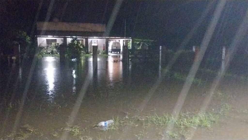 Intensas lluvias causaron anegamientos y cortaron el tránsito en rutas de Leales