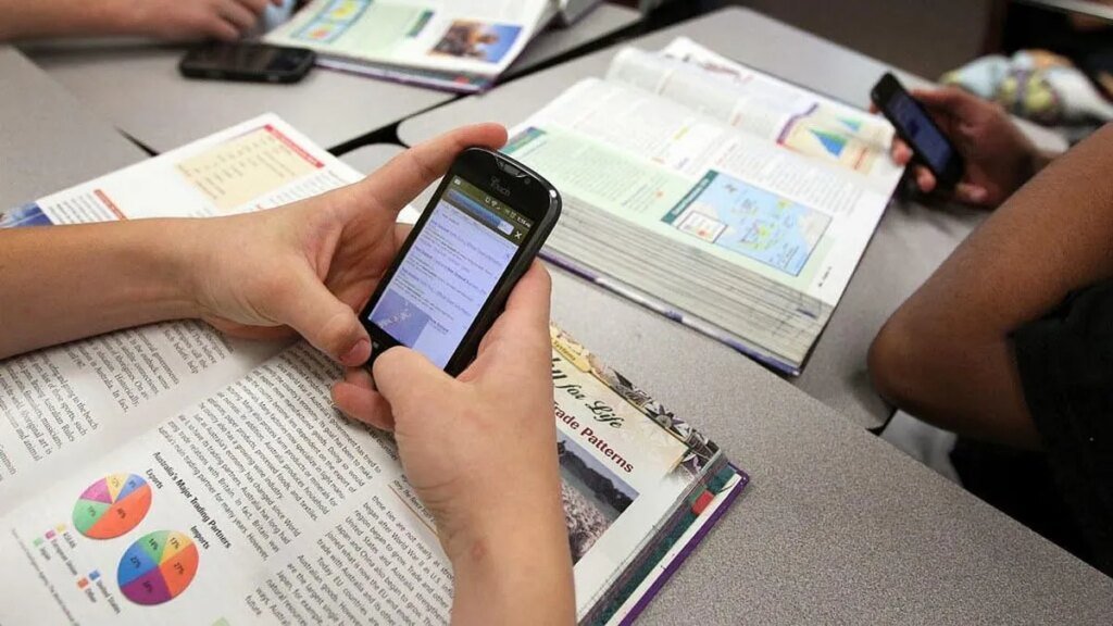 Prohibición de celulares en las escuelas primarias de la Provincia de Buenos Aires comienza hoy