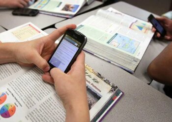 Prohibición de celulares en las escuelas primarias de la Provincia de Buenos Aires comienza hoy