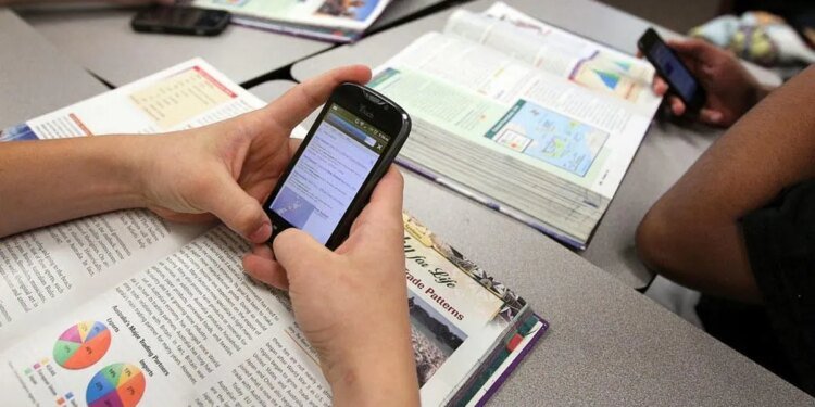 Prohibición de celulares en las escuelas primarias de la Provincia de Buenos Aires comienza hoy