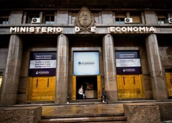 El Gobierno mantiene el superávit fiscal con privatizaciones y reducciones en el gasto público