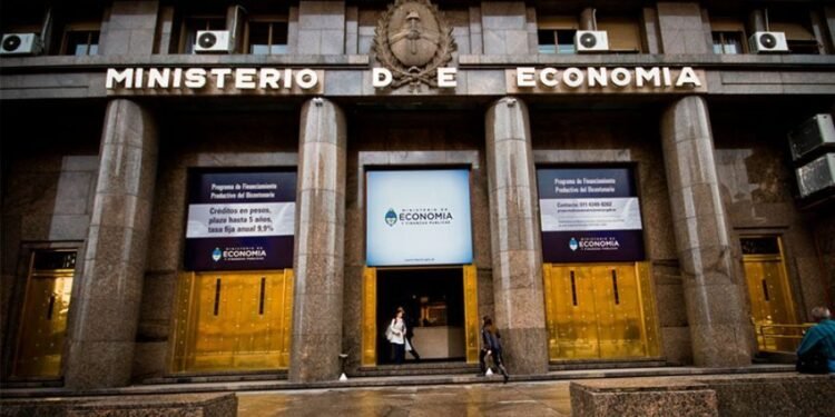 El Gobierno mantiene el superávit fiscal con privatizaciones y reducciones en el gasto público