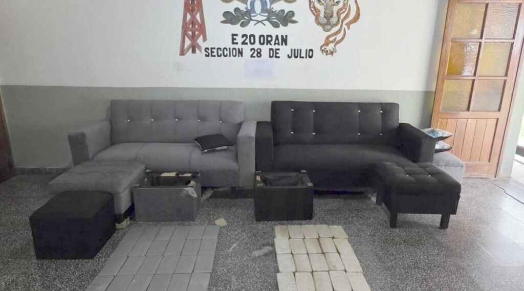 Salta: detienen a un hombre con 47 kilos de cocaína ocultos en un juego de living
