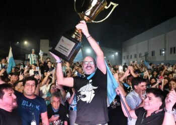 Papelitos se alza como pentacampeón del Carnaval del País y desata la fiesta en Gualeguaychú