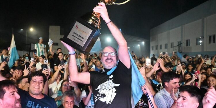 Papelitos se alza como pentacampeón del Carnaval del País y desata la fiesta en Gualeguaychú