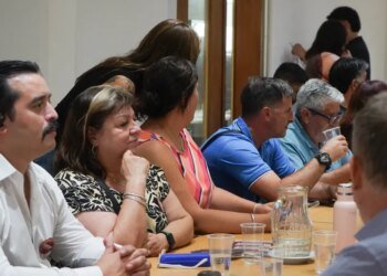 La Provincia de Buenos Aires convocó a estatales y docentes tras el inicio del paro