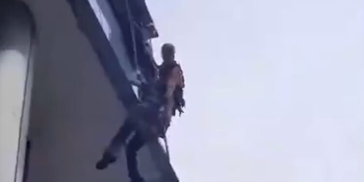 Bomberos rescatan a operario atrapado en altura en Puerto Madero durante fuerte tormenta