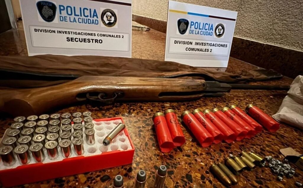 Recoleta: detuvieron a un hombre por tirar objetos y disparar a transeúntes desde su balcón