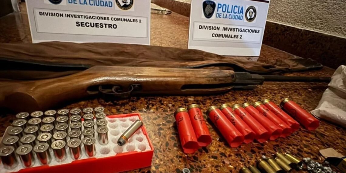 Recoleta: detuvieron a un hombre por tirar objetos y disparar a transeúntes desde su balcón