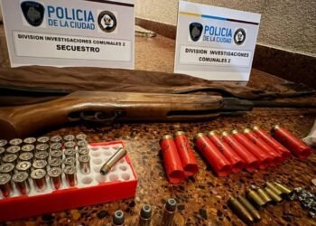 Recoleta: detuvieron a un hombre por tirar objetos y disparar a transeúntes desde su balcón