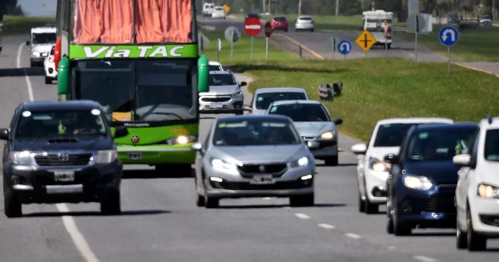 Un auto se incendiaron en plena Ruta 2 y el conductor sobrevivió de milagro
