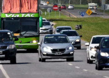 Un auto se incendiaron en plena Ruta 2 y el conductor sobrevivió de milagro