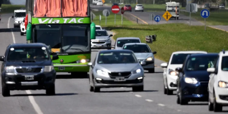 Un auto se incendiaron en plena Ruta 2 y el conductor sobrevivió de milagro