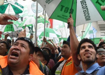 Gremios argentinos firman acuerdos salariales por debajo de la inflación a un año del mandato