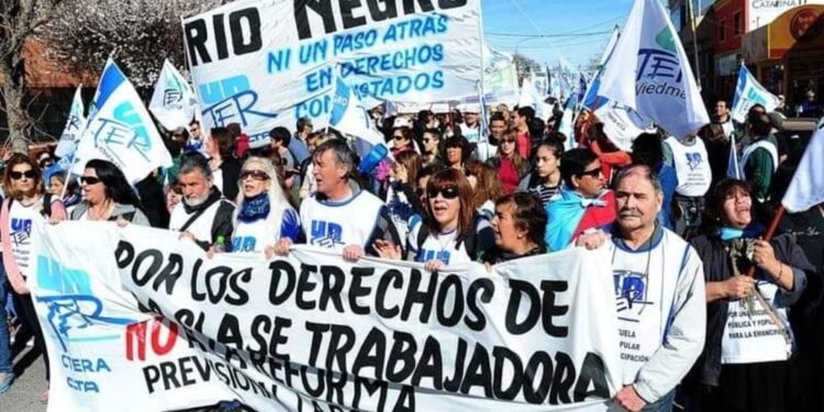Docentes de Río Negro anuncian paro por el 8M y exigen convocatoria a paritaria antes del 11