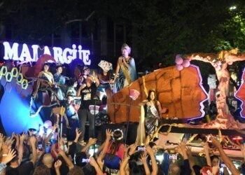 Miles de mendocinos vibraron en la espectacular Vía Blanca de las Reinas en el centro de Mendoza