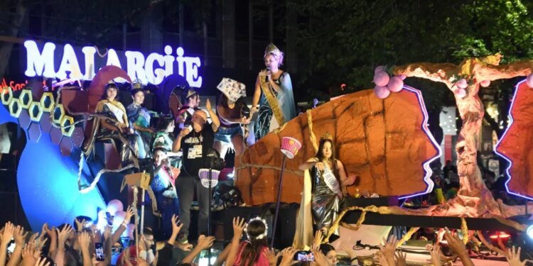 Miles de mendocinos vibraron en la espectacular Vía Blanca de las Reinas en el centro de Mendoza