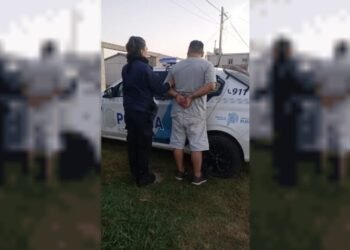Hombre apuñala a su pareja en La Plata tras acusarla de infidelidad y queda detenido