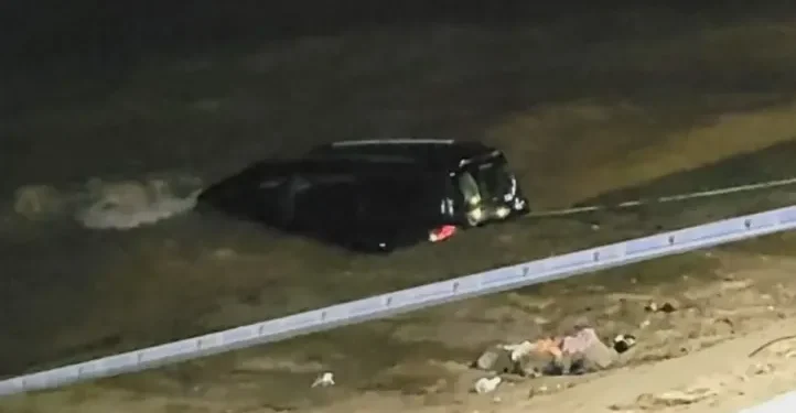 Mujer y su hija cayeron al Río de la Plata al perder control de su camioneta en la Costanera