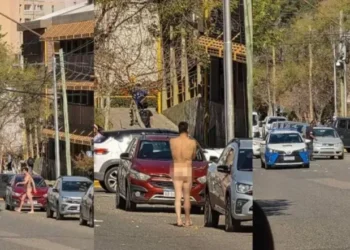 Un hombre se desnudó y generó caos en el centro de Neuquén: terminó demorado