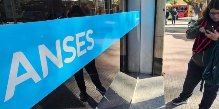 Anses completa pagos de abril: ¿cuánto cobrarán jubilados y asignaciones este jueves?