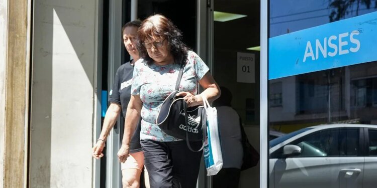 ¿Jubilados y pensionados de ANSES, cuándo cobrarán el aumento y el bono en mayo?