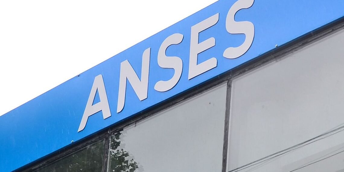 Quiénes cobran hoy 24 de abril de 2026 y cuánto se espera que sea el aumento de sus pagos