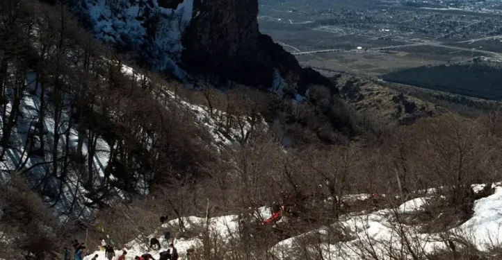 Un bebé cayó 30 metros por el Cerro Ventana en Bariloche tras desprenderse de una mochila