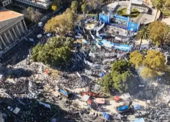 Masiva movilización de la CGT en Plaza de Mayo: reclamos laborales previos al Día del Trabajador