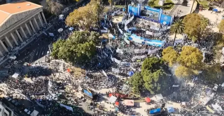 Masiva movilización de la CGT en Plaza de Mayo: reclamos laborales previos al Día del Trabajador