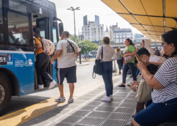 Colectivos: la Provincia de Buenos Aires se reunió con empresarios para aumentar subsidios