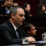 Manuel Adorni expone en Diputados: acusa a la Provincia de Buenos Aires por deudas en salud