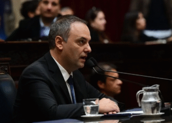 Manuel Adorni expone en Diputados: acusa a la Provincia de Buenos Aires por deudas en salud