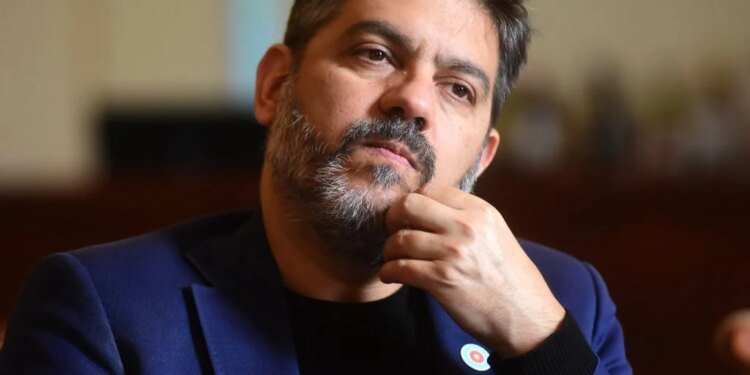 Carlos Bianco, ministro de Gobierno de la Provincia de Buenos Aires, operado de apendicitis en España