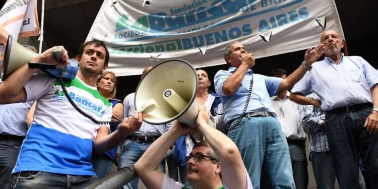 Bancarios cierran acuerdo salarial y superan los dos millones en marzo de 2026