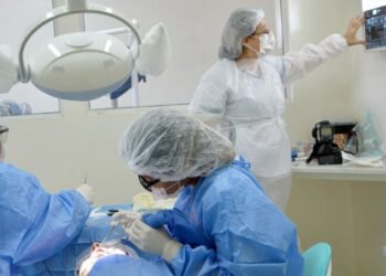 Facultad de Odontología atiende gratis en protesta por la Ley de Financiamiento Universitario