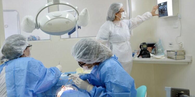 Facultad de Odontología atiende gratis en protesta por la Ley de Financiamiento Universitario