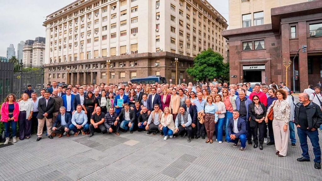 Intendentes de la Provincia de Buenos Aires marchan contra el "tarifazo" en los surtidores