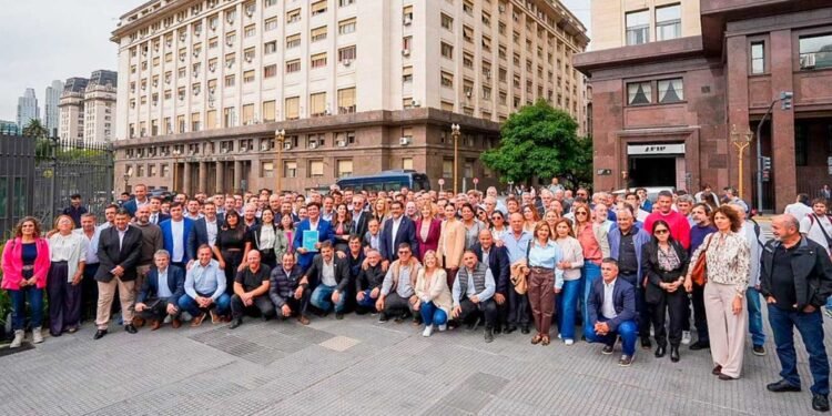 Intendentes de la Provincia de Buenos Aires marchan contra el "tarifazo" en los surtidores