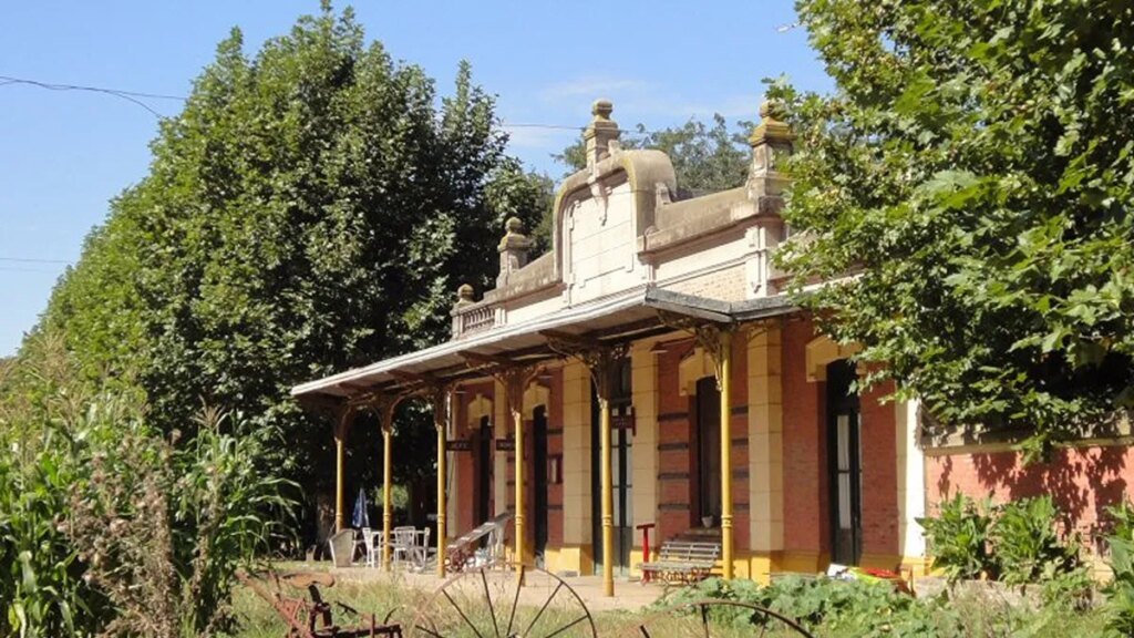 Altamira: el pueblo de la Provincia de Buenos Aires que combina trenes y viñedos únicos