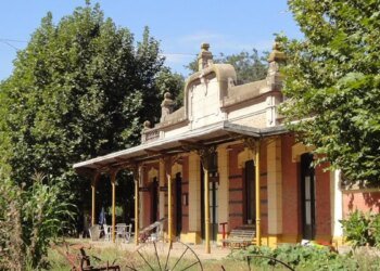 Altamira: el pueblo de la Provincia de Buenos Aires que combina trenes y viñedos únicos