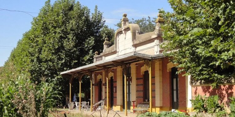Altamira: el pueblo de la Provincia de Buenos Aires que combina trenes y viñedos únicos
