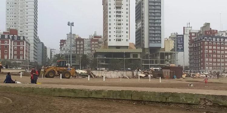 Allanan y demuelen la "saladita de la Bristol" en Mar del Plata tras 25 años de historia