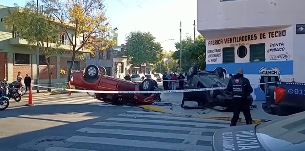 Doble vuelco en Mataderos: seis heridos tras violento choque entre camioneta y auto