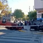 Doble vuelco en Mataderos: seis heridos tras violento choque entre camioneta y auto