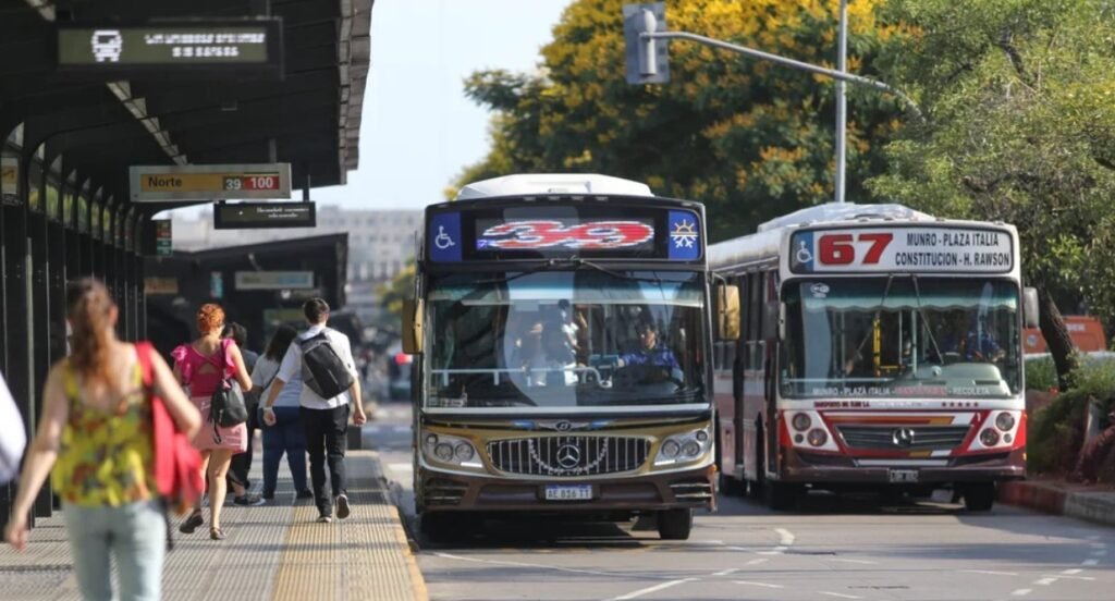 Gobierno promete depósitos de subsidios a colectiveros, pero las frecuencias seguirán bajas