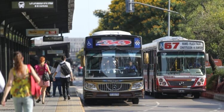Gobierno promete depósitos de subsidios a colectiveros, pero las frecuencias seguirán bajas