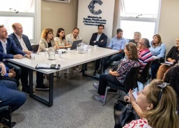 Cambios en paritarias docentes: sindicatos tendrán votos según afiliados en nuevo decreto