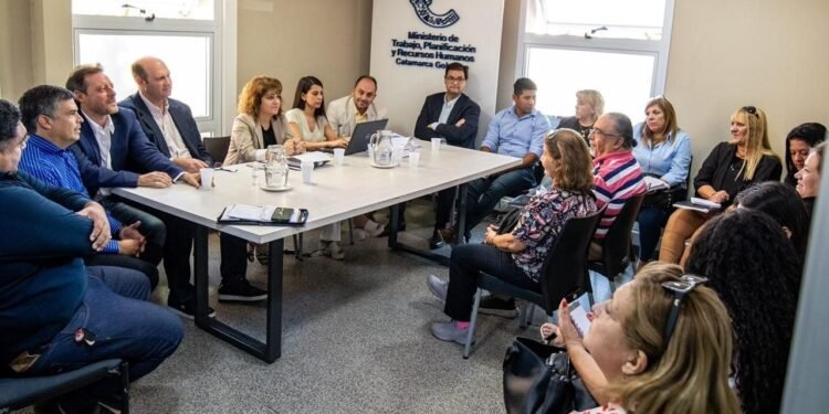 Cambios en paritarias docentes: sindicatos tendrán votos según afiliados en nuevo decreto